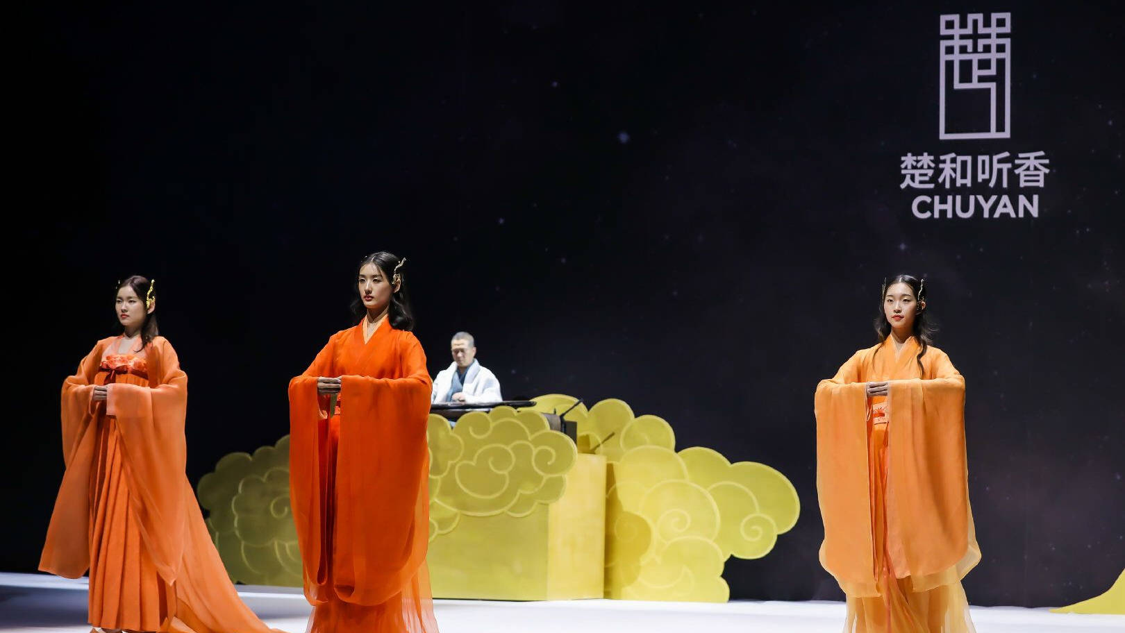 文化|巴黎时装不算什么，当中国汉服走上国际时装周，外国人都被惊艳了—素锦青衫