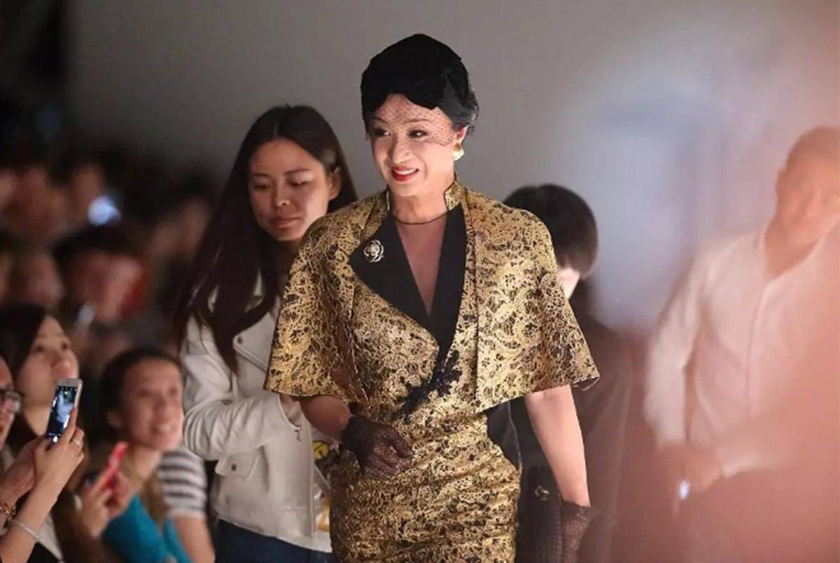 设计|金星越来越敢穿，斗篷旗袍被撑得好满，细腰翘臀哪能看出是60后