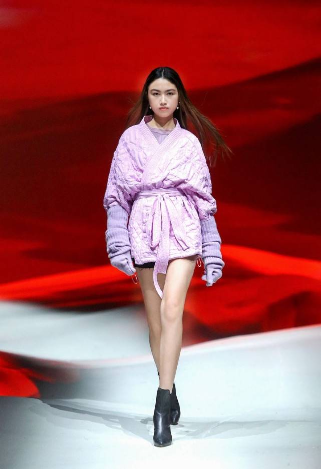 任达华|任达华女儿正式出道！和刘雯走秀摆臭脸，颜值一般穿国货却超美