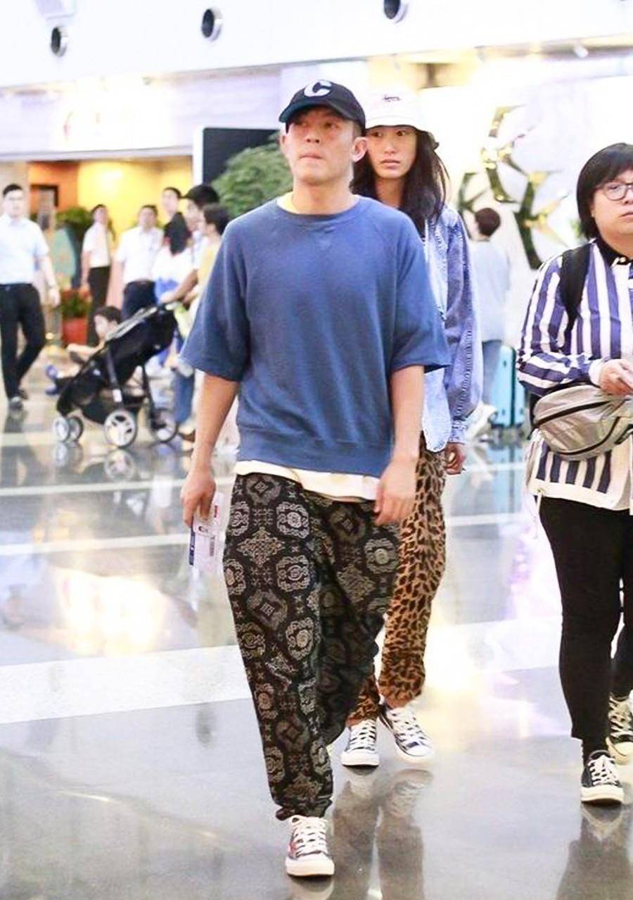 亮度|陈冠希走机场不体贴，老婆脸色蜡黄无表情，陈冠希大步走也不回头