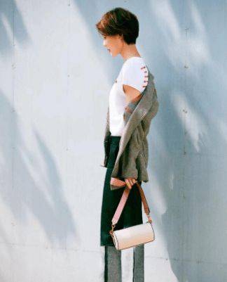 设计|小姐姐短发气场更大,白T恤配格纹西装外套,穿上大气又简约