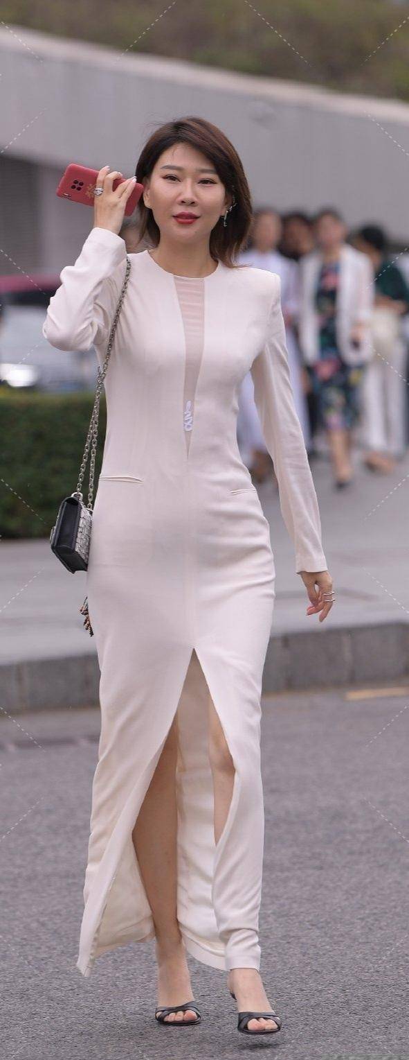 牛仔|纤细的打底裤是美女，合适裙子的女生很迷人