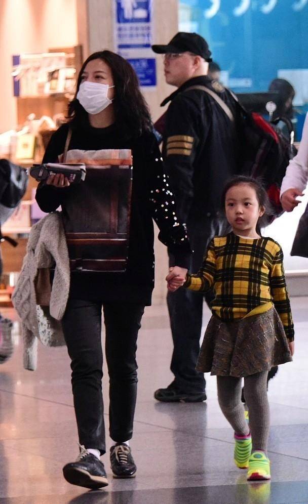 进行|赵薇素颜和普通人没啥两样，发型凌乱很真实，但女儿的颜值真挺高