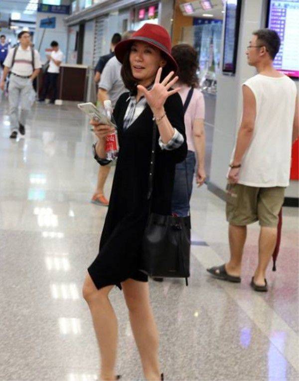 样子|贾静雯晒素颜照好嫩，但太不真实，现实生活中皮肤蜡黄脸下垂了！