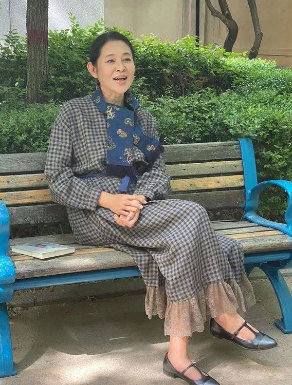显得|在地铁偶遇倪萍，土黄色的皮肤干瘪而多皱，这就是真实的62岁