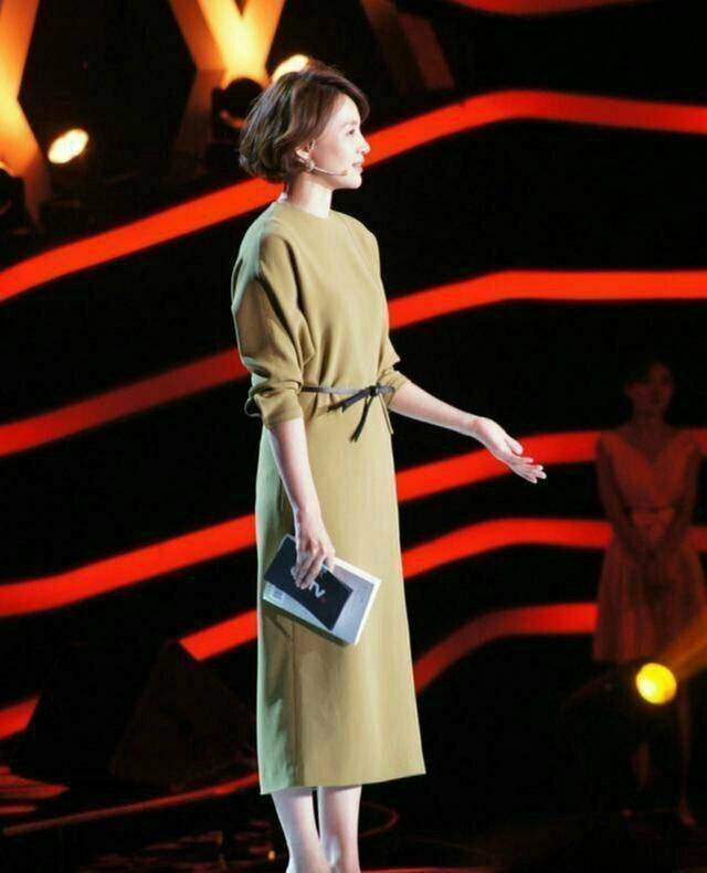 黑色|国民女神董卿的时尚穿搭，穿搭黑色花纹连衣裙，简直诗意满满