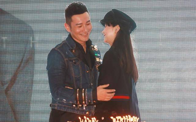 黑色|杨颖挺会搭配的，一身“海军装”配报童帽，在黄晓明身边真小女人