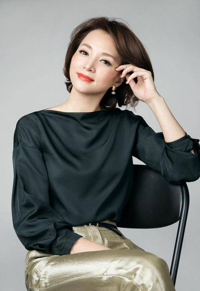 黑色|国民女神董卿的时尚穿搭，穿搭黑色花纹连衣裙，简直诗意满满
