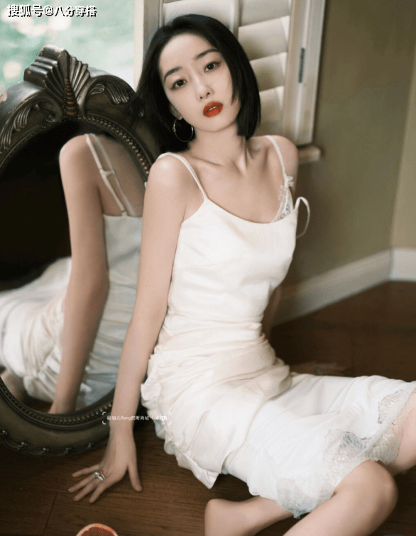 黑色|蒋梦婕又“秀身材”了，穿黑色连衣裙性感妩媚，挑染短发赚足眼球