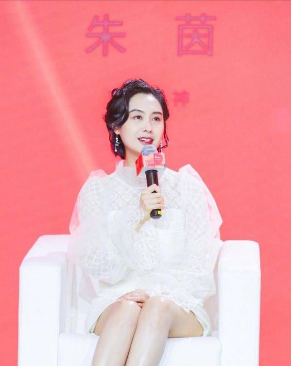 进行|无修镜头下的朱茵也老了，黑眼圈看着有点重，灵气都看不见了