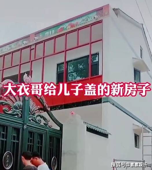 原创大衣哥带儿媳妇看新别墅造价估计100万屋内摆满奢华红木家具