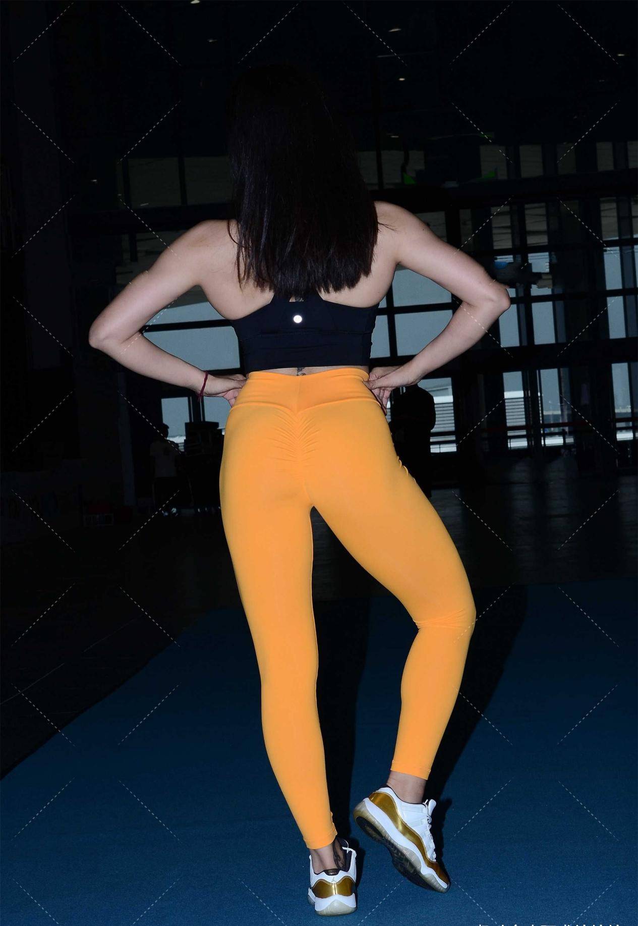 金色|彩色的裤子穿起来很有活力,很适合欧美风,尤其是修身的运动裤