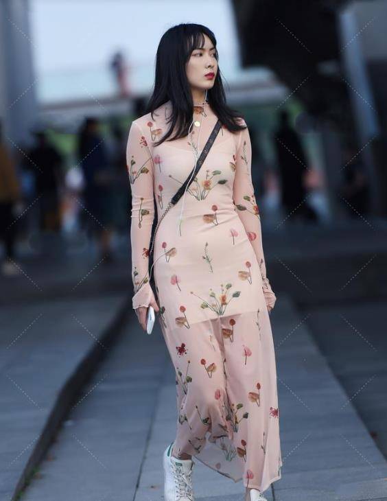 身材|小白鞋搭配修身碎花裙，优雅时尚，满满的青春少女感