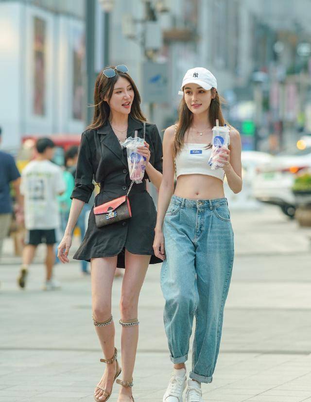 高跟鞋怎么搭配才不会显得成熟 b5cbf26fcb984f46856246b94ca46613.jpeg