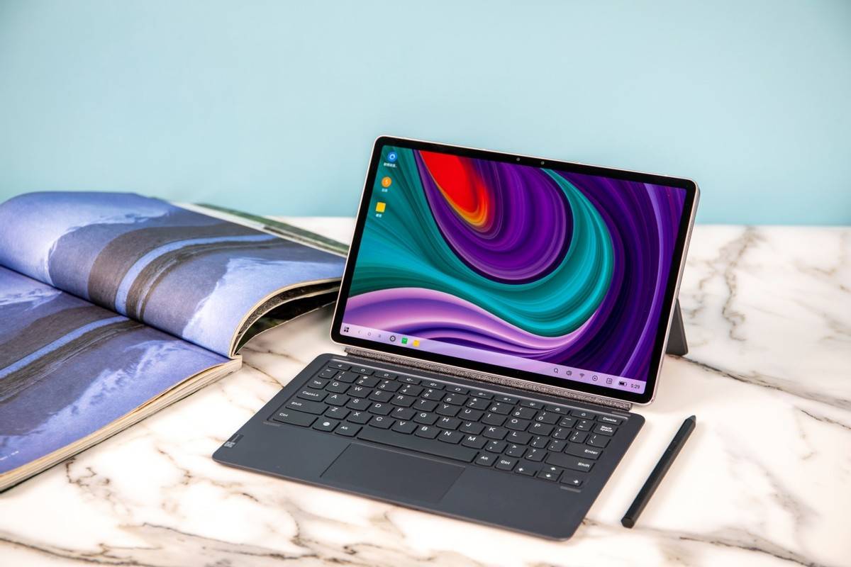 为了拥有更快的办公效率,我们可以接入小新平板专用键盘进入电脑模式