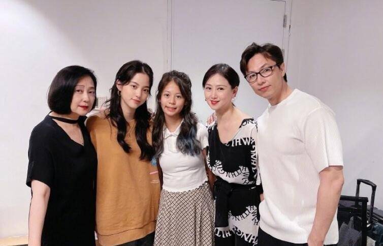 黑色|翁虹举家搬迁上海！穿牛仔裙聚会，打扮时髦似小姑娘