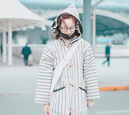 女孩子|李子璇穿日系风格出行，海军领大衣裙青春靓丽，造型简直太可爱