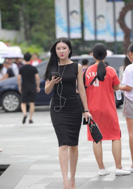 高跟鞋|时尚街拍:苗条小姐姐,黑裙修身,满足精致生活的需求