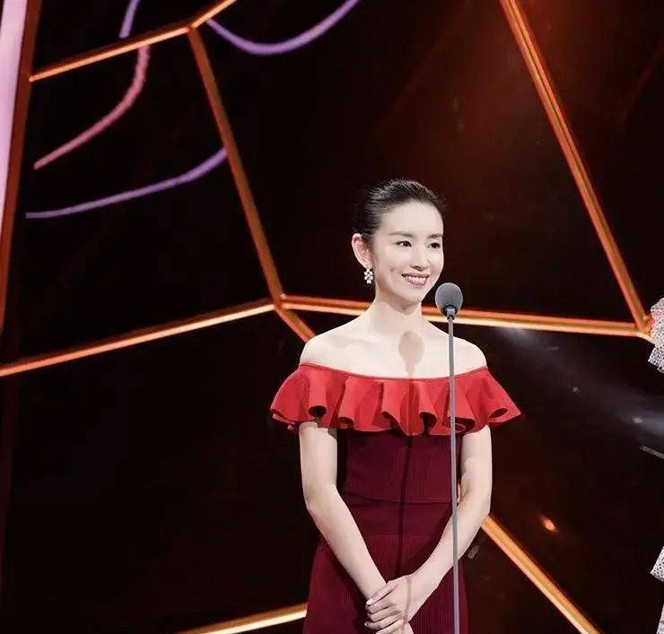 冷清|董洁终于不“装纯”了，同框王洛勇显妩媚，枣红色修身裙曲线完美