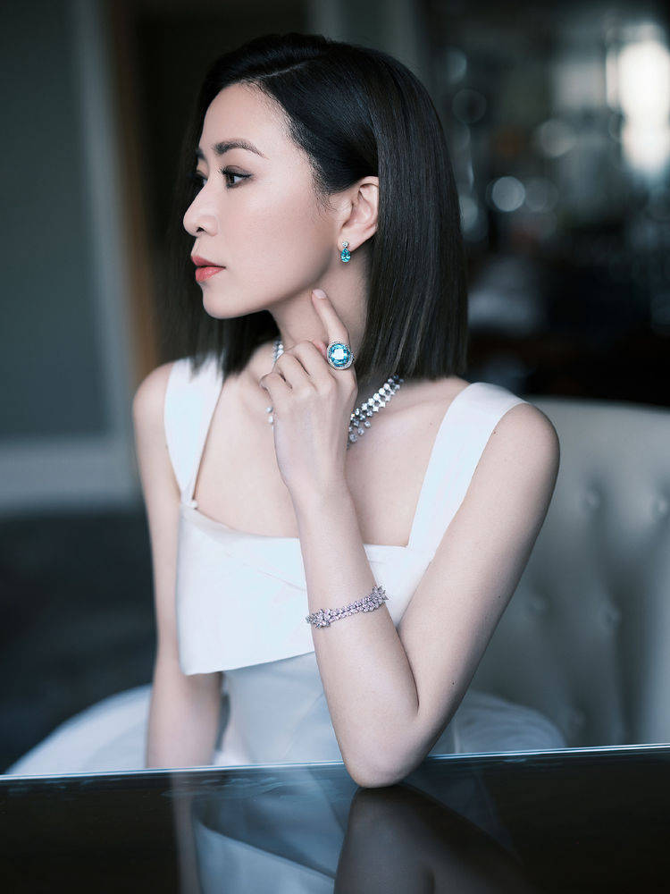 设计|佘诗曼气质全开！穿一字肩的修身连衣裙高挑纤瘦，腰臀比例真出众