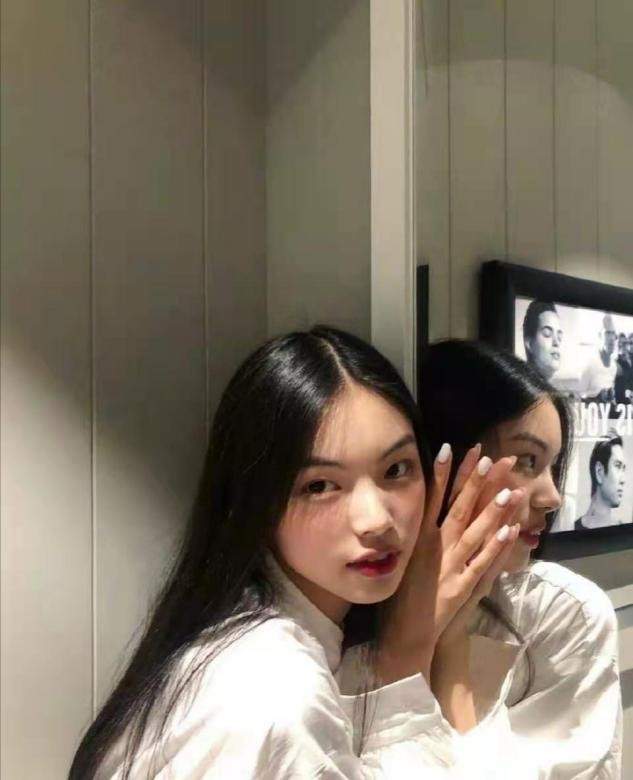 贺聪|贺聪带妹妹走秀，19岁妹妹同款丹凤眼似她翻版，五官柔和偏日系