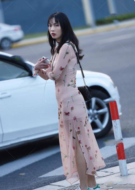 身材|小白鞋搭配修身碎花裙，优雅时尚，满满的青春少女感