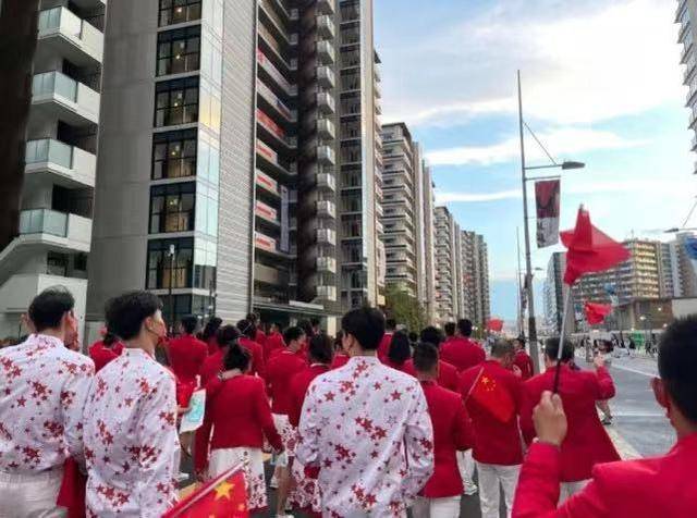 女神|朱婷穿红白印花裙亮相东奥，把女神范发挥淋漓尽致，喜庆十足