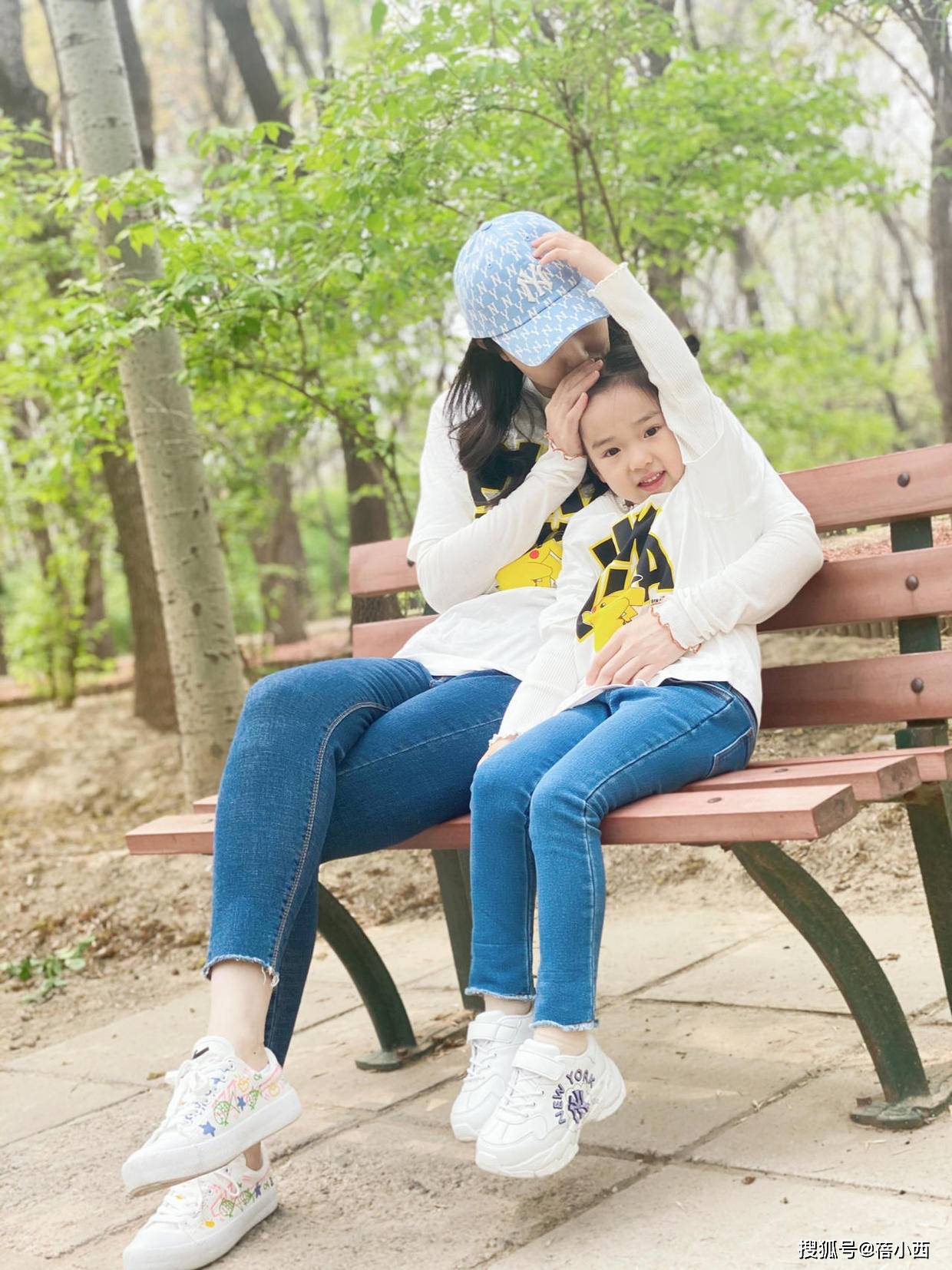 董璇|董璇与女儿小酒窝亮相，穿亲子装时髦减龄，网友：建议女儿出道