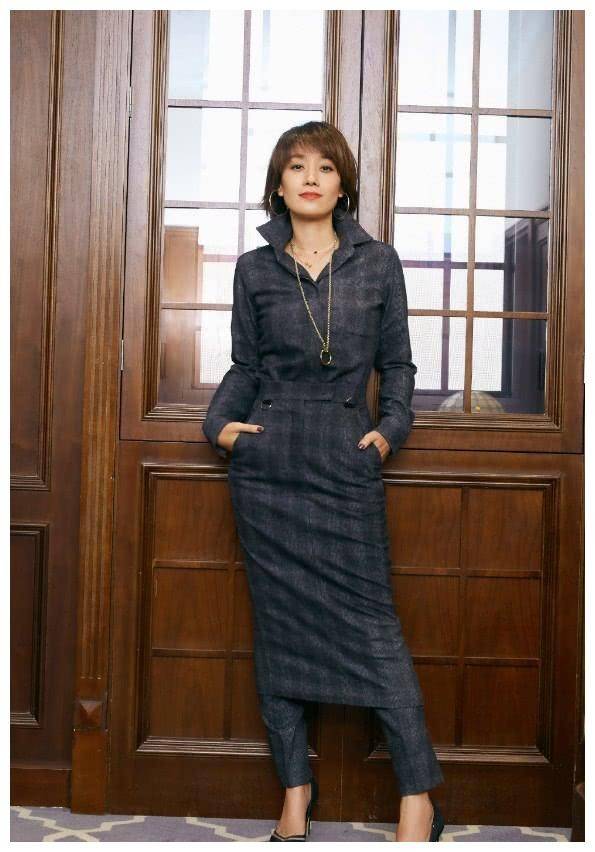 西裤|陶虹真有品味！用裙子搭配阔腿裤，不仅不显邋遢，反倒穿出洒脱美