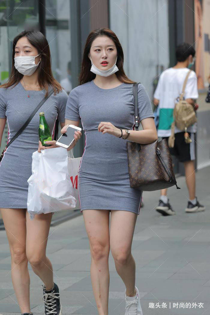 短裙|气质闺蜜穿连衣短裙出行，修身舒适还减龄，轻松展现青春阳光的美