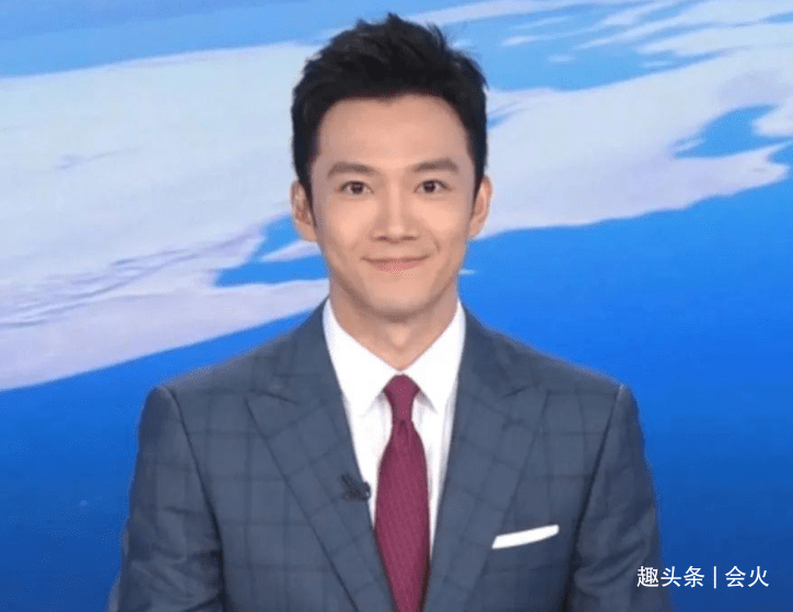 王冰冰|李思思王冰冰罕见同框！私下背稿子表情严肃，讲起段子耍宝搞怪