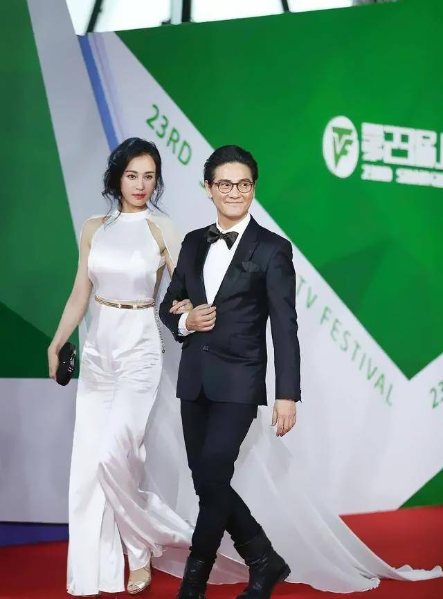 母其弥|“瑜伽女神”母其弥雅好美 穿白色礼服秀身材 发型凌乱气质不减
