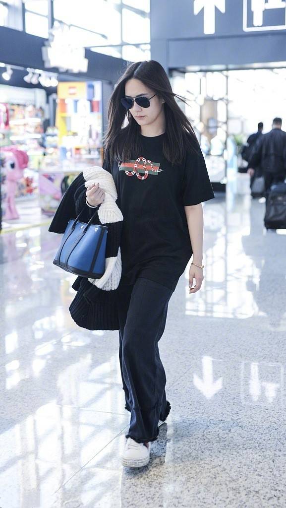 黑色|阿娇胖出了“阿姨味”，机场穿衣松垮不太美，阿Sa仍然敢秀小蛮腰