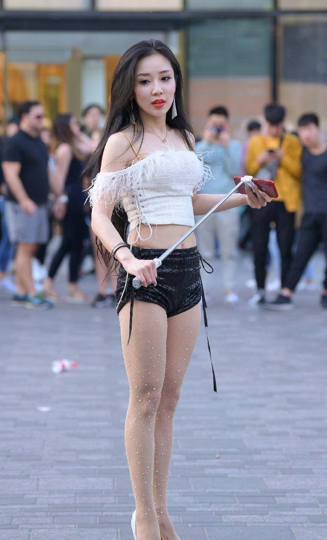 羽毛|白色羽毛短袖上衣搭配露腰黑色短裤，仙气飘飘，显高又修身