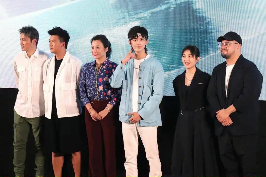 身材|郝蕾胖得坦荡,穿印花衬衫无惧“阿姨肚”,站小鲜肉边上不虚气场