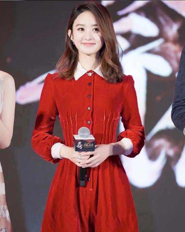 轮廓|李菲儿穿丝绒外套优雅迷人 V领风格秀美肩 减龄刘海是亮点