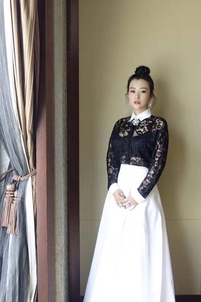 身材|郝蕾胖得坦荡,穿印花衬衫无惧“阿姨肚”,站小鲜肉边上不虚气场