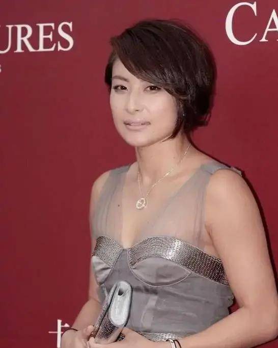 披肩|郭晶晶造型大变样 穿薄纱连衣裙走“公主风”“风吹式”刘海挺潮