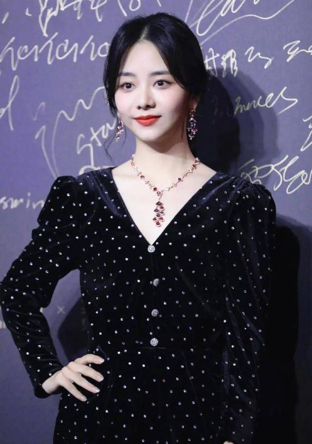 轮廓|李菲儿穿丝绒外套优雅迷人 V领风格秀美肩 减龄刘海是亮点