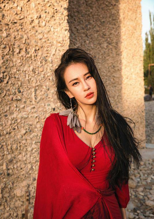 母其弥|“瑜伽女神”母其弥雅好美 穿白色礼服秀身材 发型凌乱气质不减