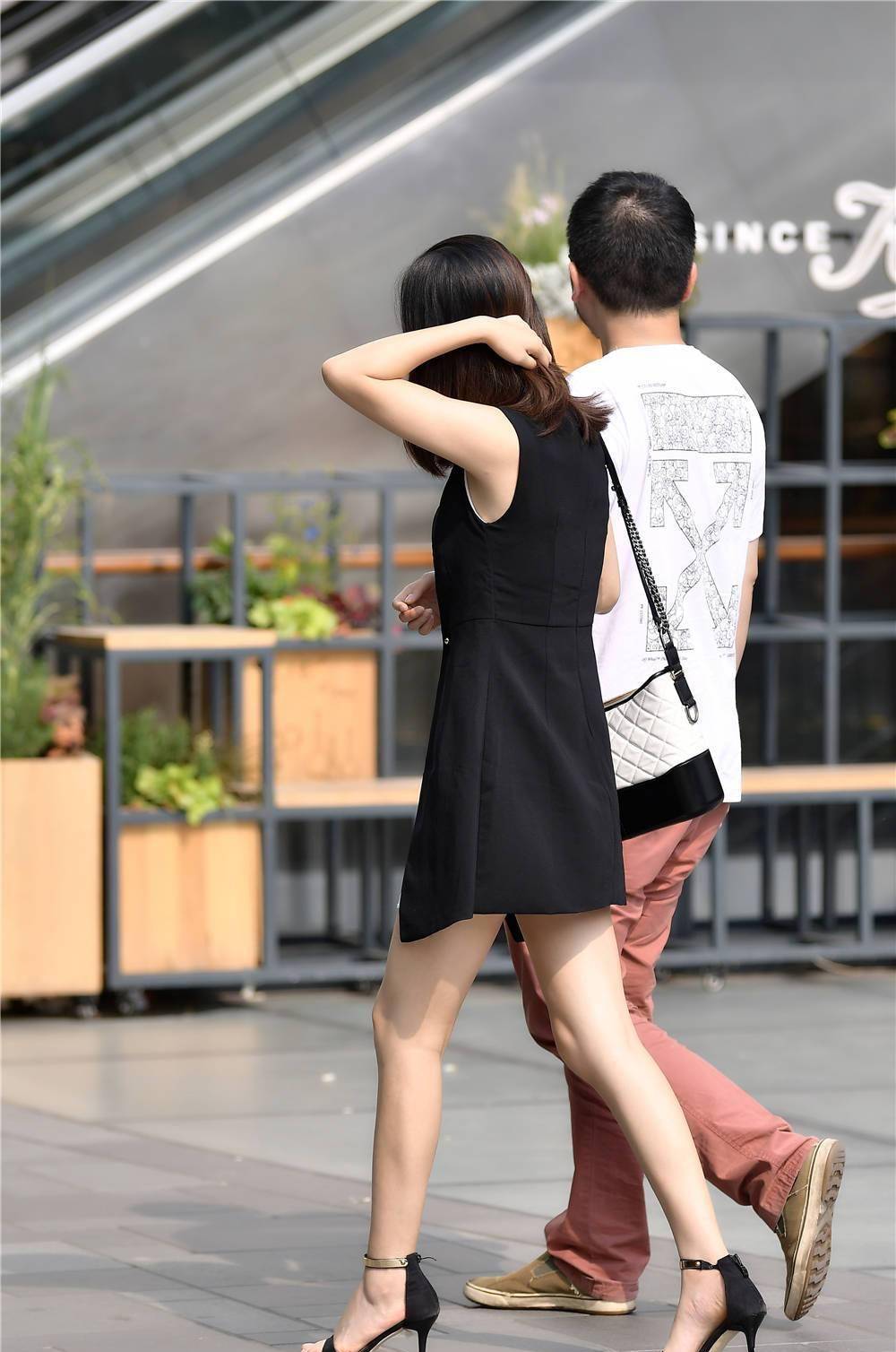 身材苗条|无袖连衣短裙，苗条身材不选修身服装，搭配一字带细跟凉鞋