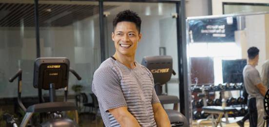 生活|亚洲人的骄傲苏炳添，是个温柔暖男，一家三口亲子装好温馨