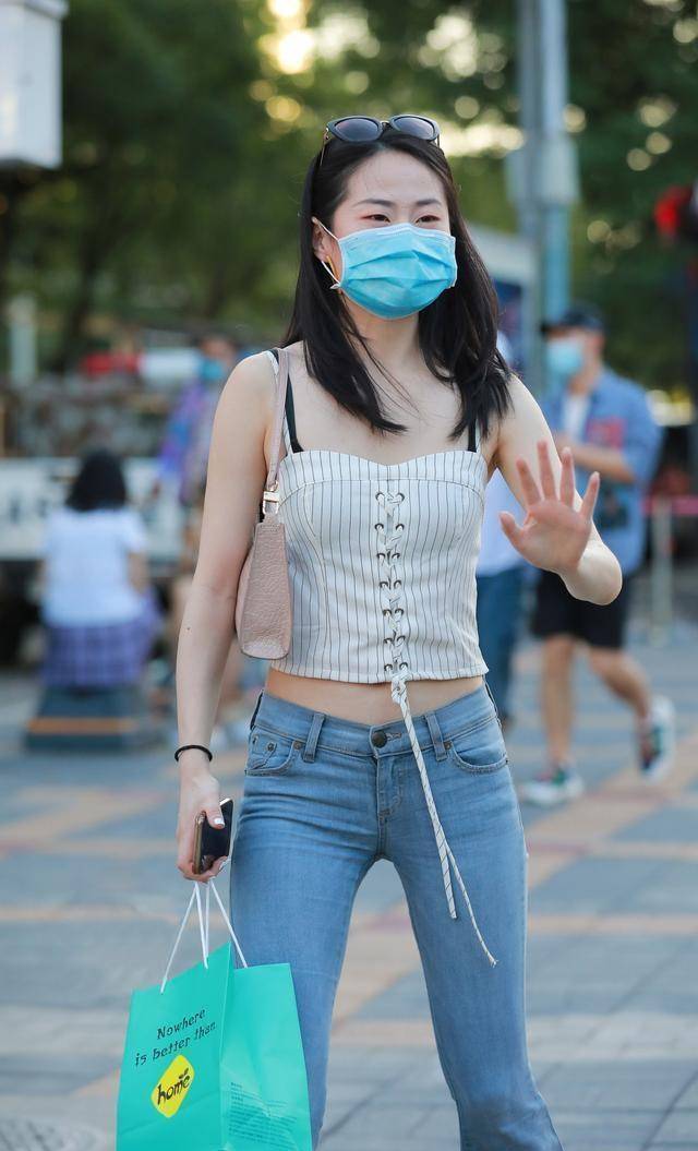 条纹|白色条纹吊带搭配蓝色经典打底裤，都爱穿打底裤，不但修身还减龄