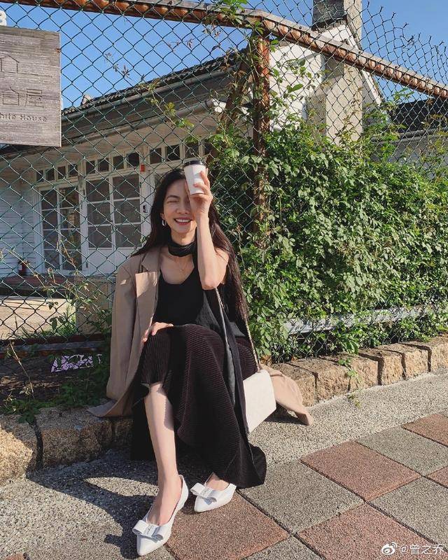 曲线|辰亦儒老婆曾之乔婚后幸福，31岁二次发育，针织裙掩不住美胸翘臀
