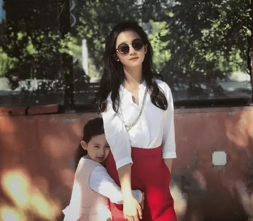 草帽|黄磊的女儿多多成大姑娘，草帽配粉格纹，清新田园风很时髦