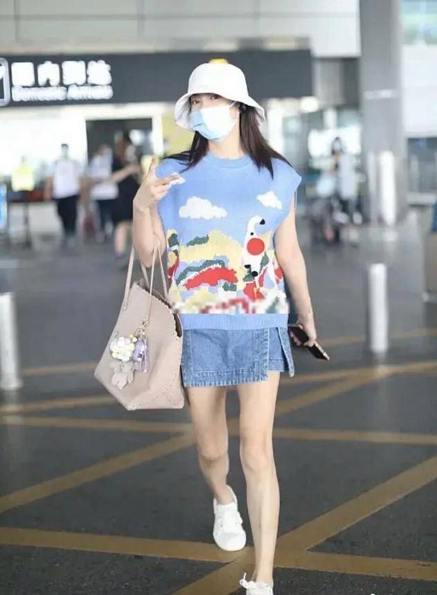图案|张雨绮恋爱后更小女人了，穿卡通背心走机场，清爽减龄又显腿长