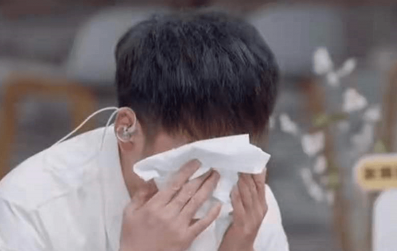 原创李维嘉节目中崩溃大哭纸巾掩面悲痛不已疑似遭遇情伤