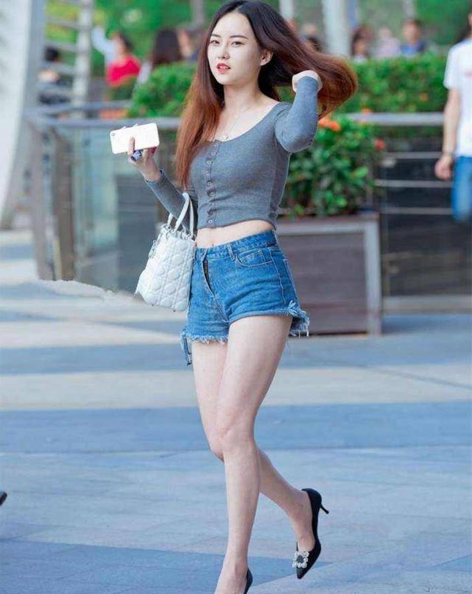 风景线|路人街拍,美女穿蓝色修身牛仔裤,真是一道美丽的风景线