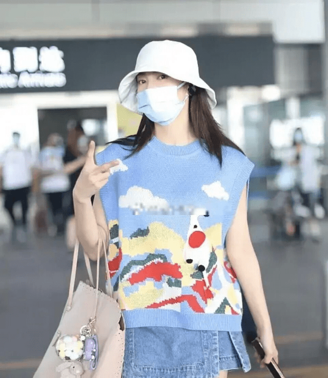 图案|张雨绮恋爱后更小女人了，穿卡通背心走机场，清爽减龄又显腿长