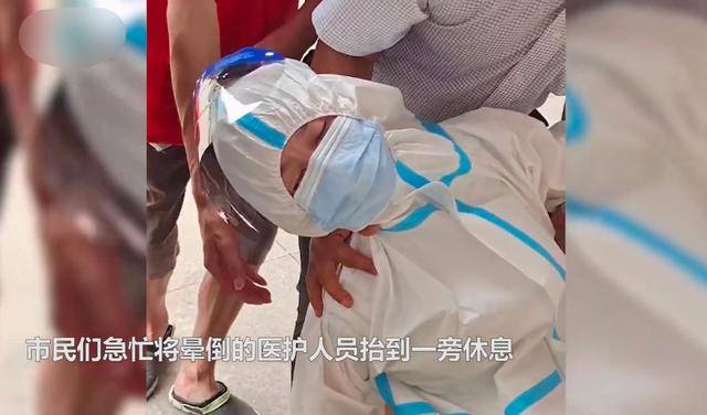 武汉防疫医护人员一动不动,市民以为在休息,结果是中暑晕倒了